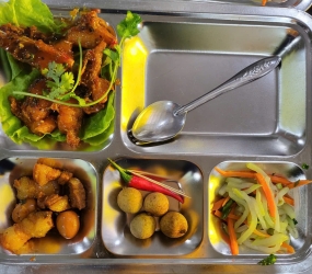 Mẫu khay cơm 30 ngàn 